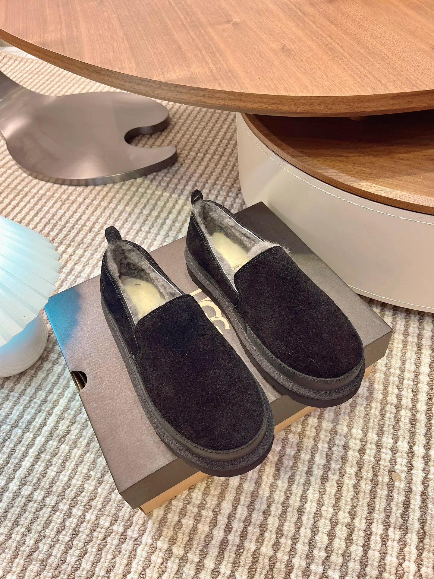 【UGG】 P: 520💰 Size: 39-45 2025 new style 𝑼𝑮𝑮•Men's ◾️. Men's winter snow boots and fur shoes. The matching coefficient is also 100%. 💥Good-looking✨Fully fashionable and full of aura when put on📈 Upper: High-quality cow suede Lining: Sheep fur integrated🐑Wool lining Outsole: EVA anti-slip outsole.